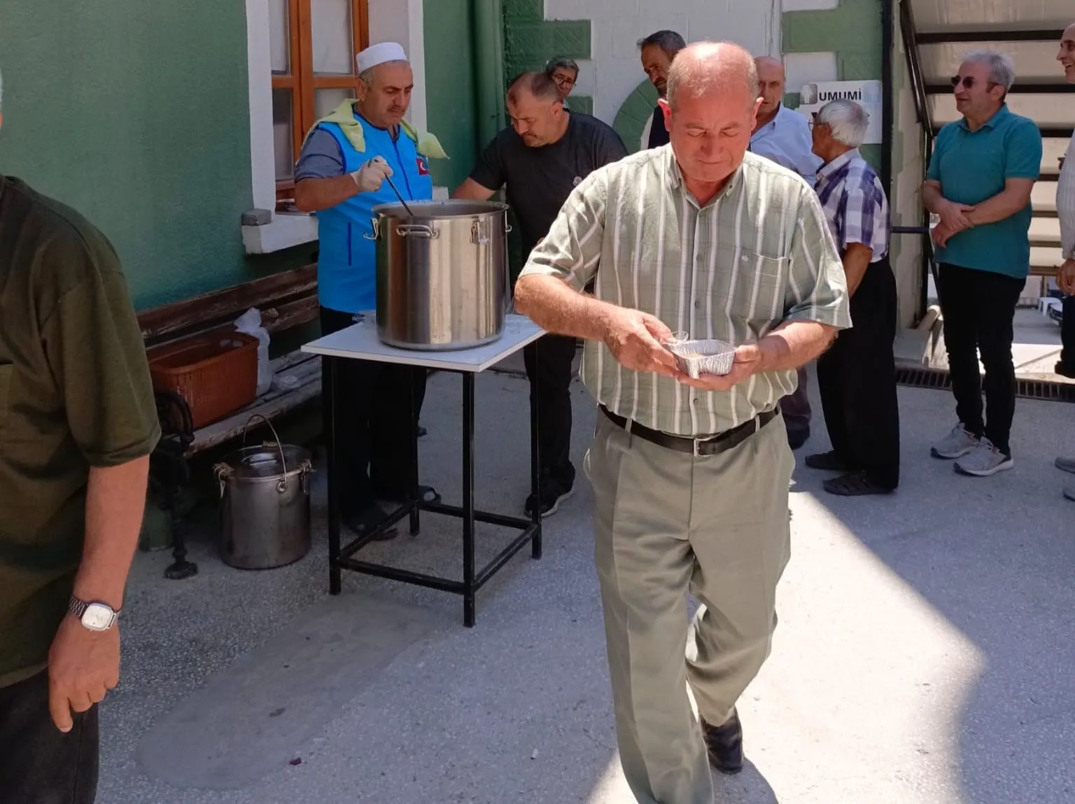 Hisarcık’ta Muharrem ayı geleneği: Cami çıkışında aşure bereketi paylaşıldı