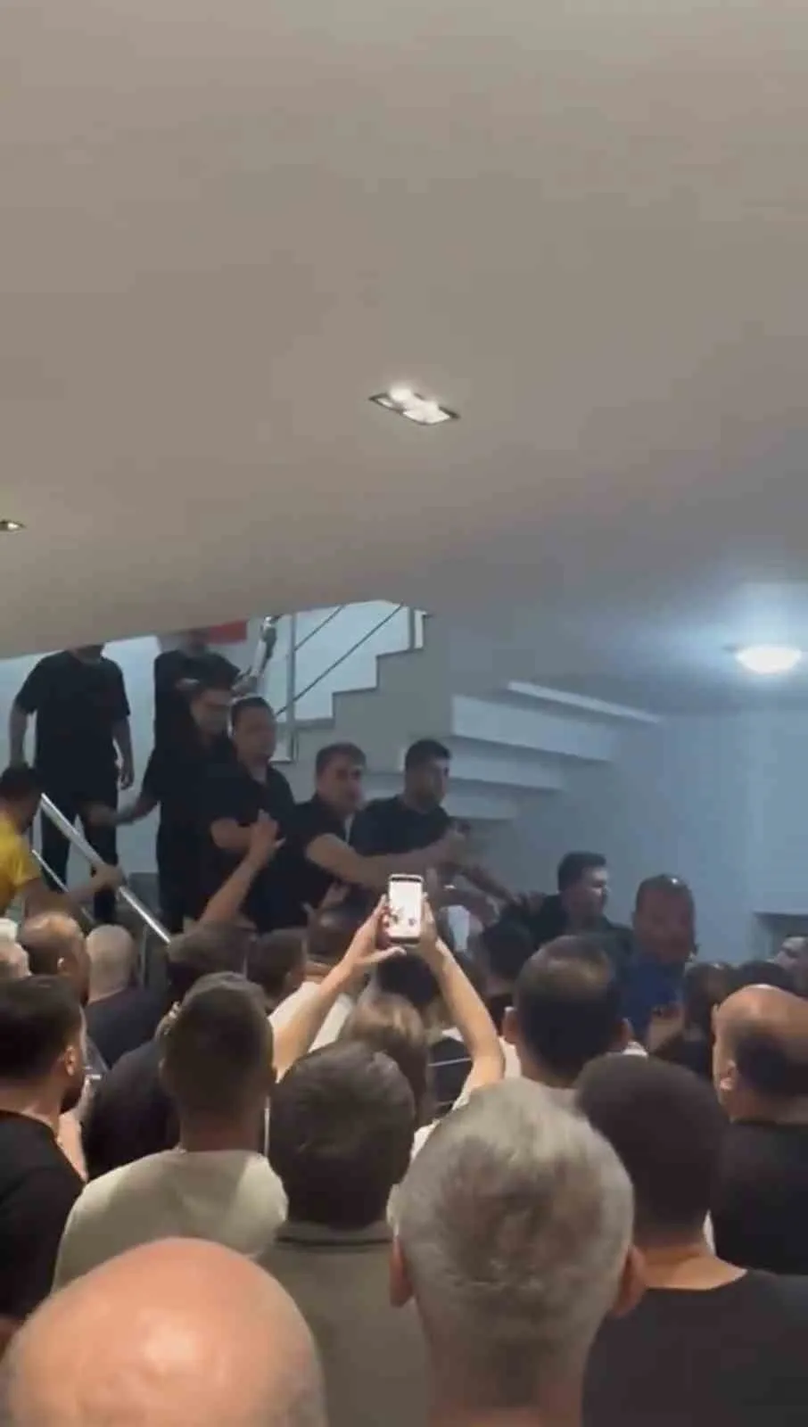 CHP İzmir’de tansiyon tavan yaptı: İl binasında nöbeti bitiren gece baskını