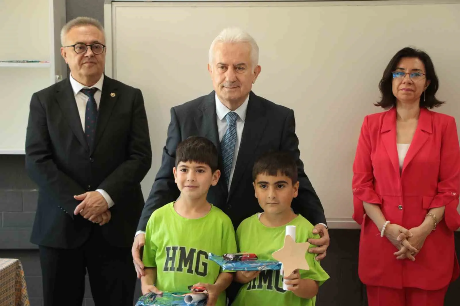 Uşak’ta ders zili sustu: Binlerce öğrenci için yaz tatili başladı