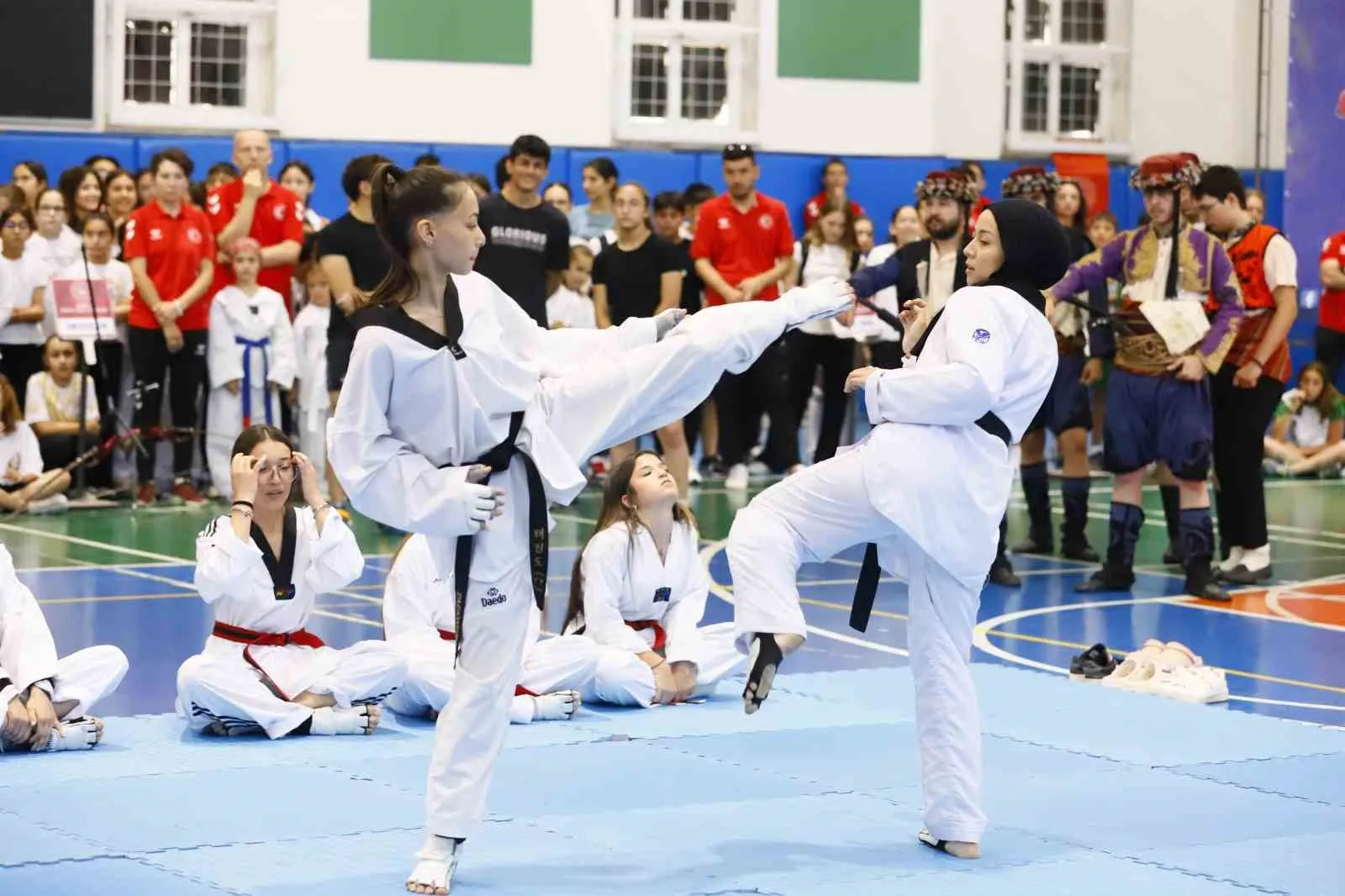 Denizli’de sporun kalbi Kınıklı’da atıyor: Binlerce genç yaz sezonuna merhaba dedi