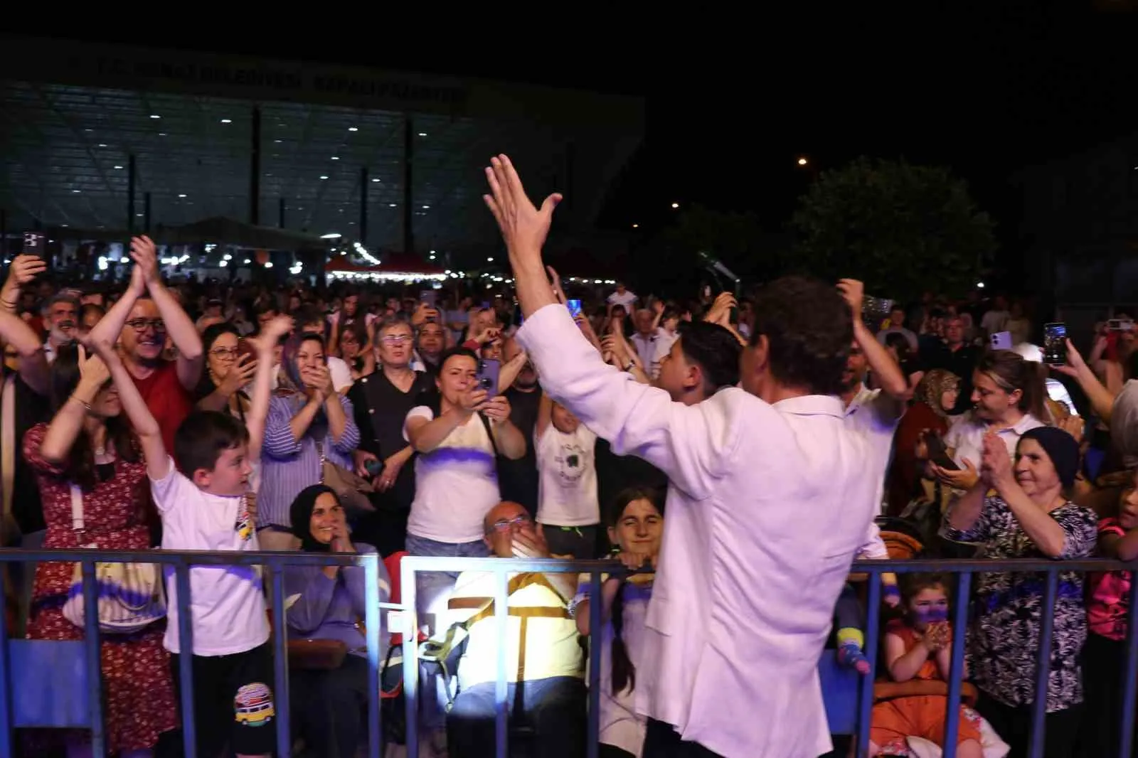 Honaz’da kiraz bereketi müzikle taçlandı: Mithat Körler rüzgarı esti