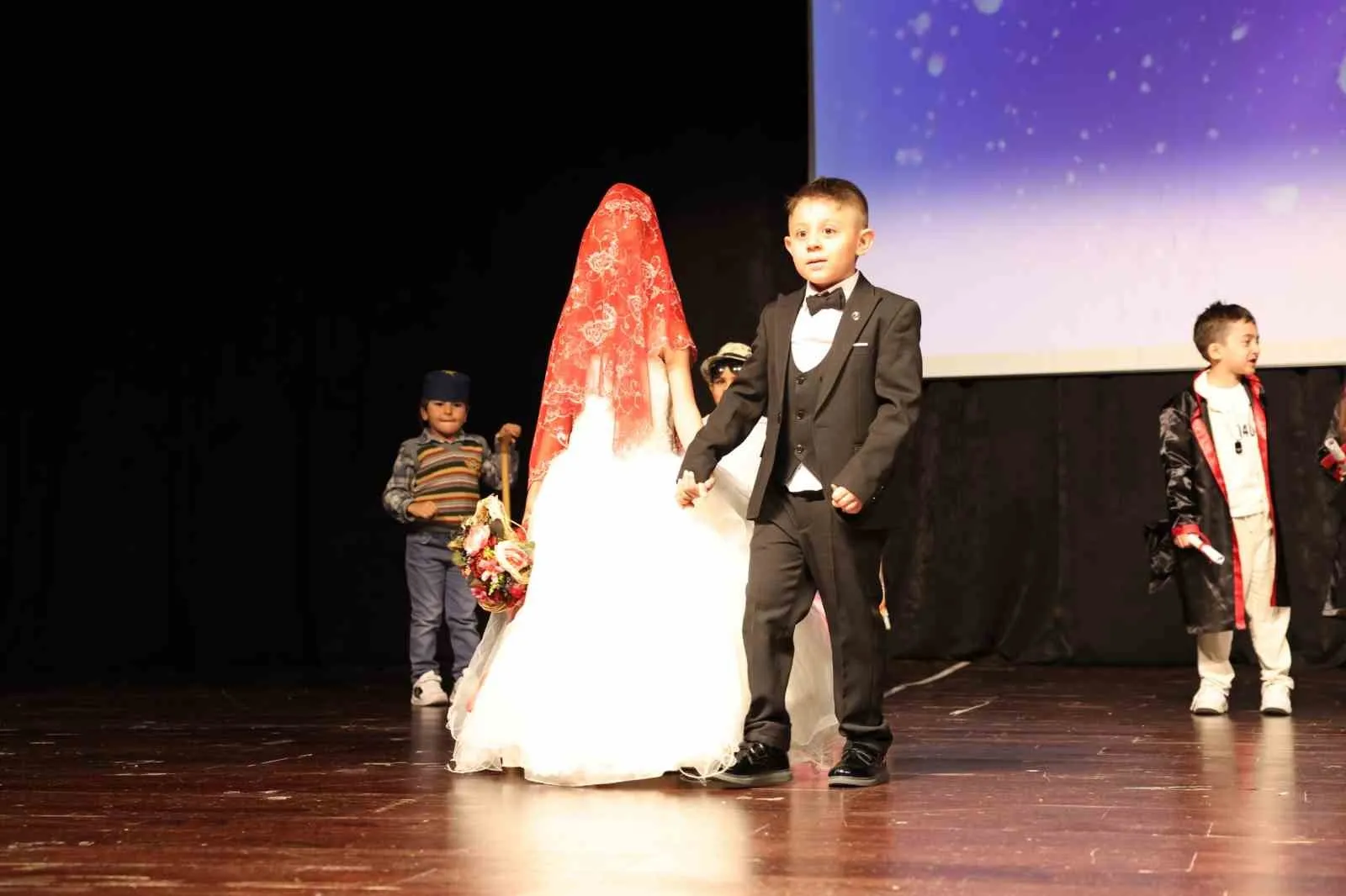 Miniklerden dev performans: Denizli OSB’de mezuniyet heyecanı zirveye çıktı