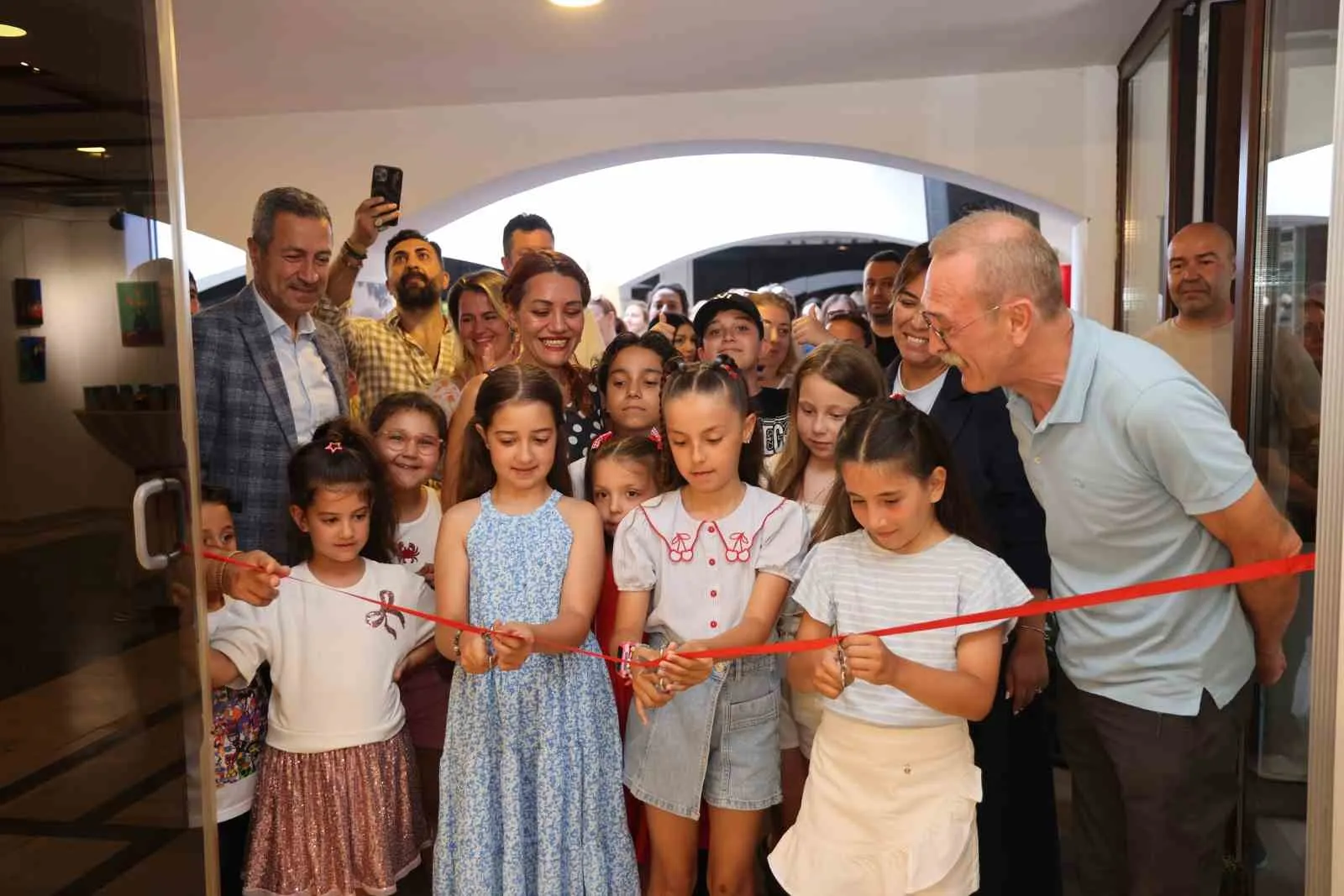 Marmaris’te sanat rüzgarı: 500 yetenek sahne ve sergilerle büyüledi
