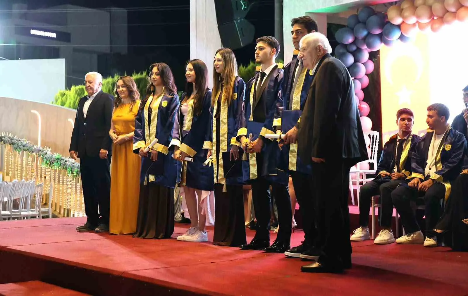 Gençlere veda ederken nasihat etti: Hatıralarınızı yazın, hedeflerinizden kopmayın