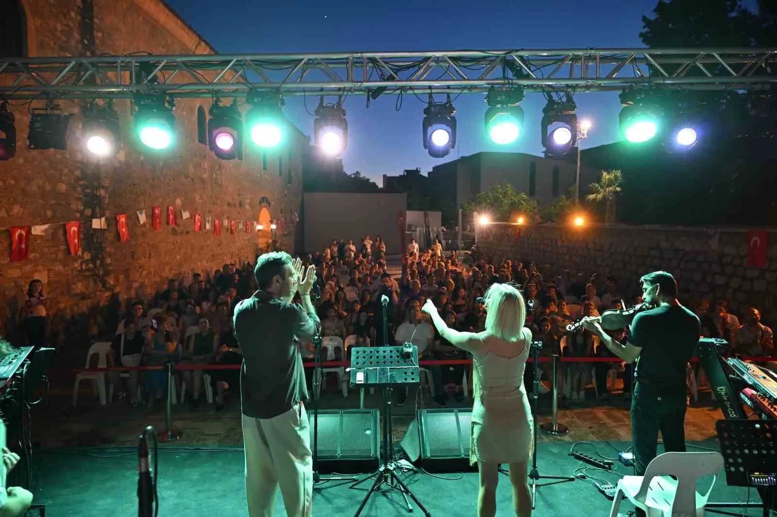 Manisa'nın tarihi mekanında müzik ziyafeti: Yeni Han pop şarkılarıyla yankılandı