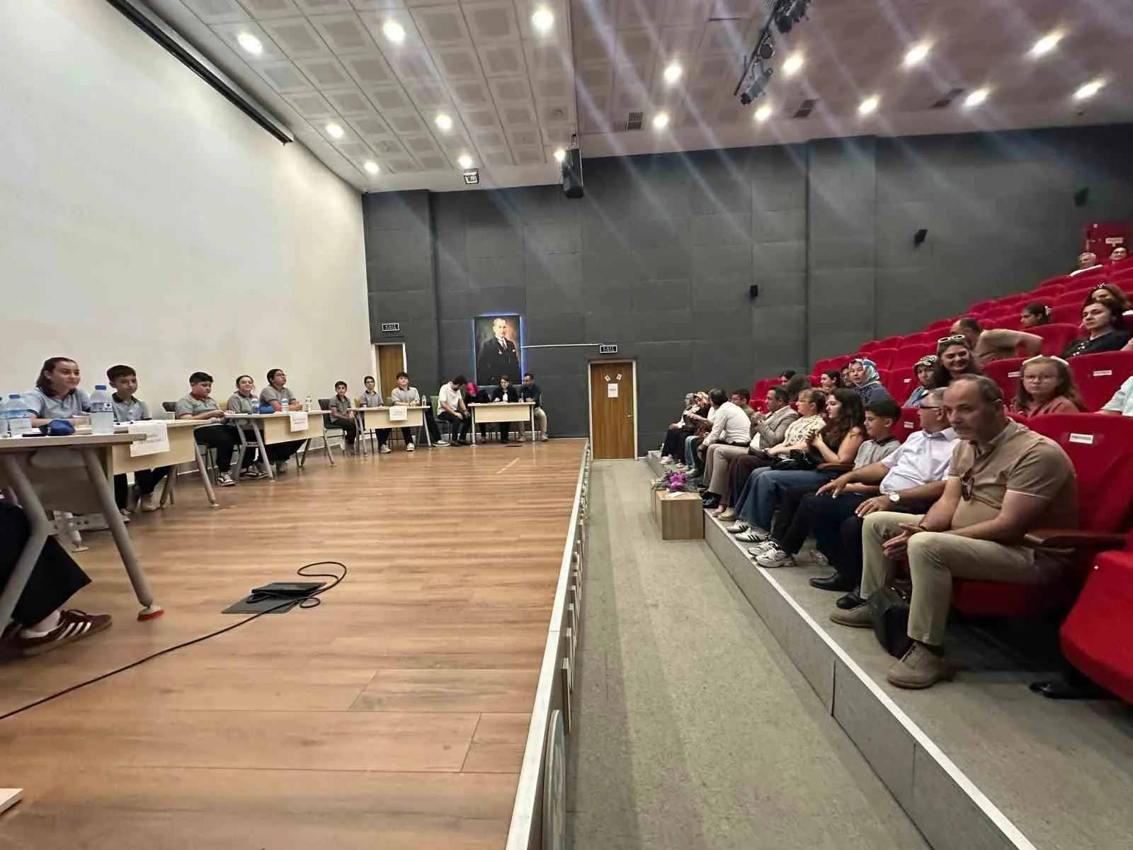 Sarıgöl'de bilgi rüzgarı: Şampiyonluk kupası Emcelli Ortaokulu'na gitti