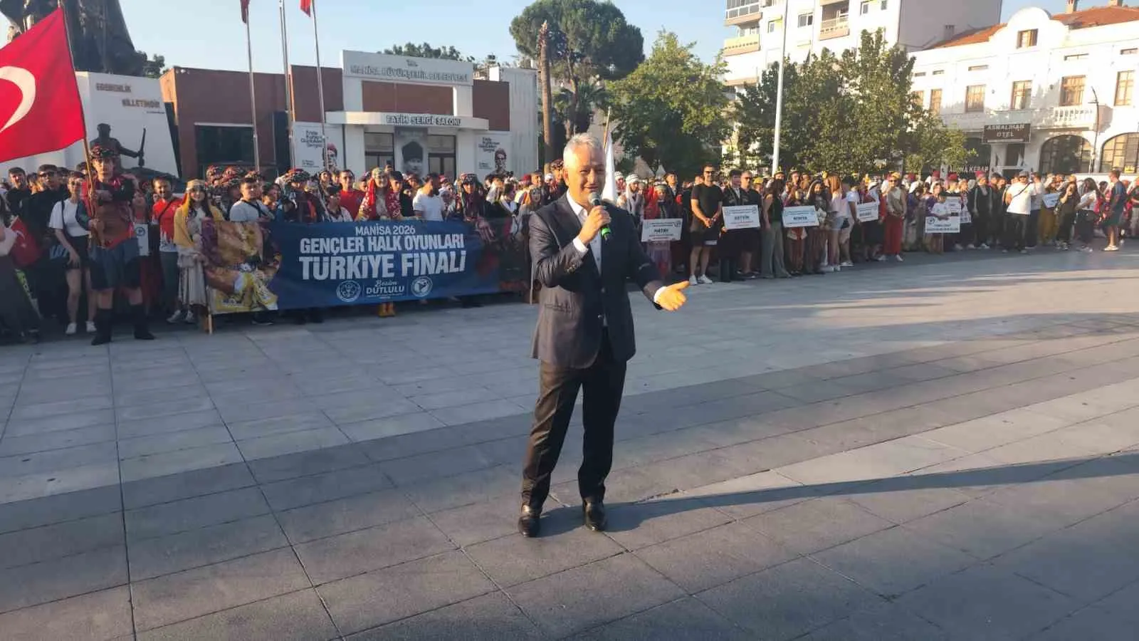 Manisa'da geleneksel coşku: Federasyon başkanı davulun başına geçti