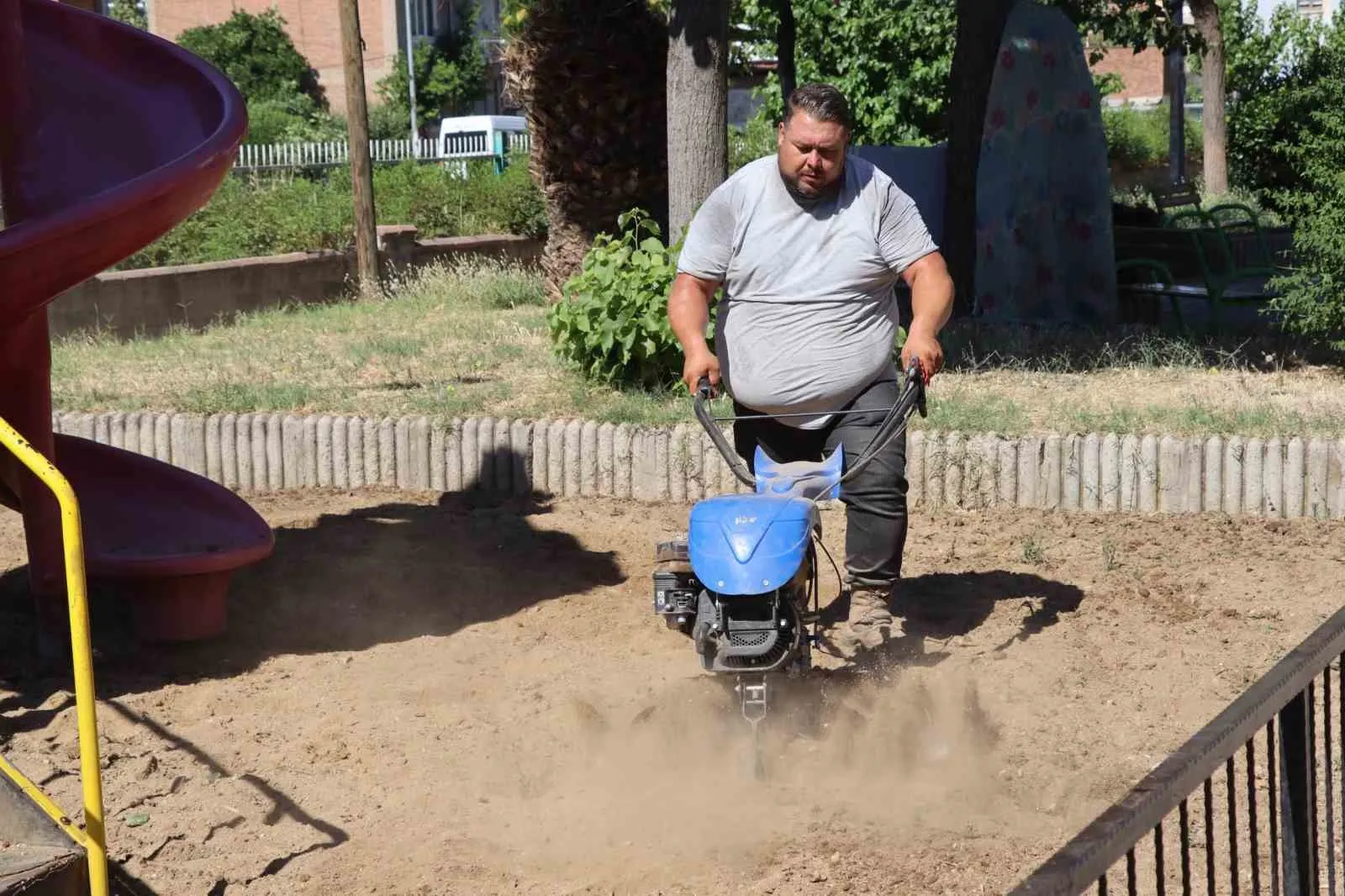 Nazilli’de parklara bahar bakımı: Çocukların oyun alanları yenilendi