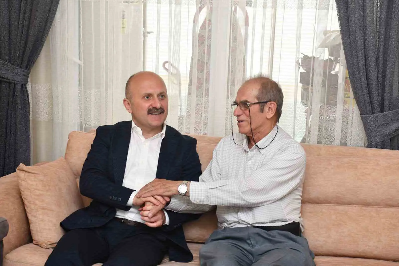 Vali Varol’dan anlamlı ziyaret: Şehit babası ve huzurevi sakinleri unutulmadı
