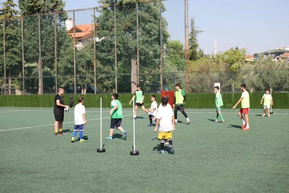Denizli'nin genç eldivenleri sahaya iniyor: Merkezefendi'de kaleci akademisi dönemi
