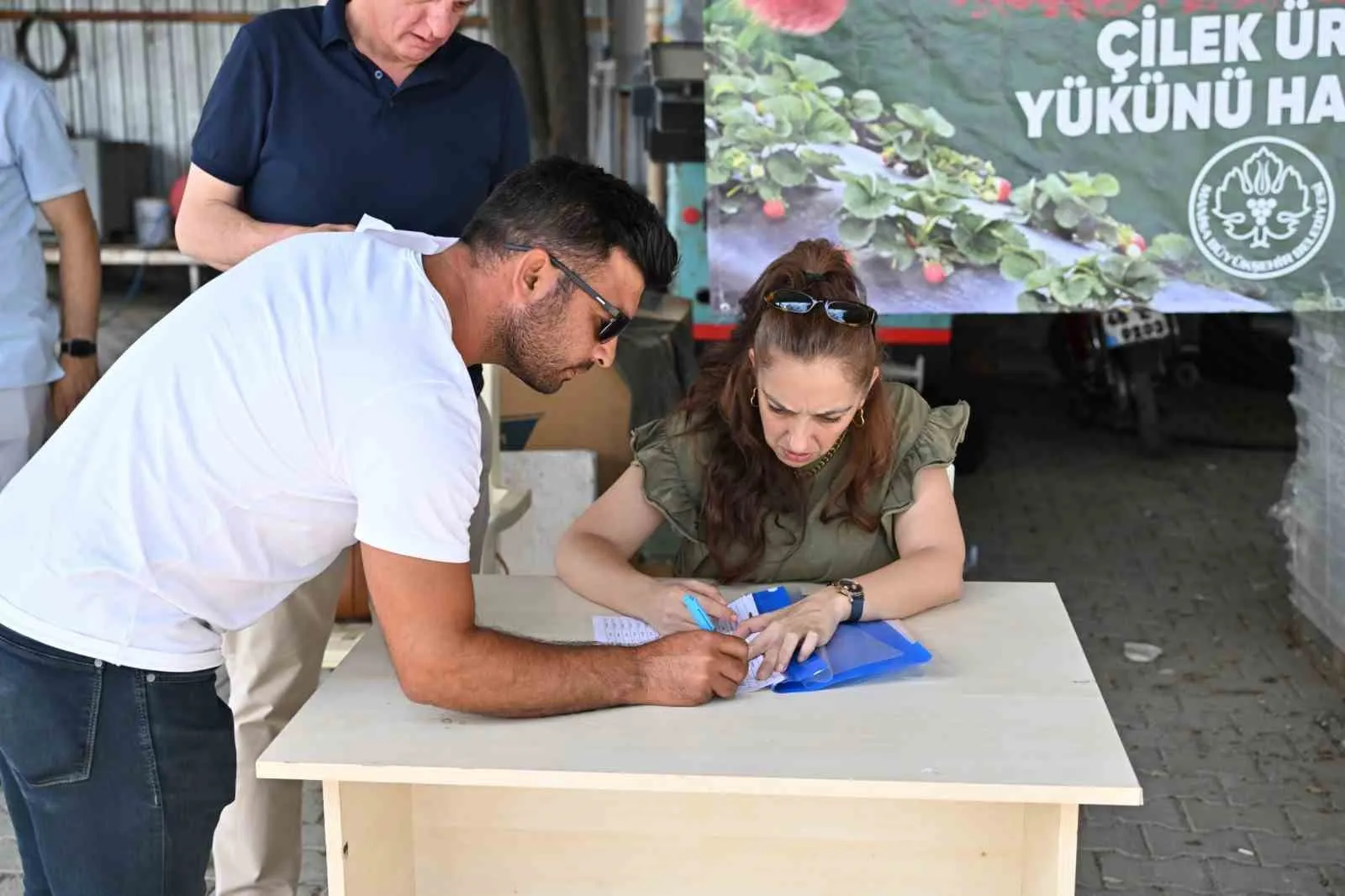Manisa'da çilek tarlalarına bereket dokunuşu: Küçük üreticiye dev destek