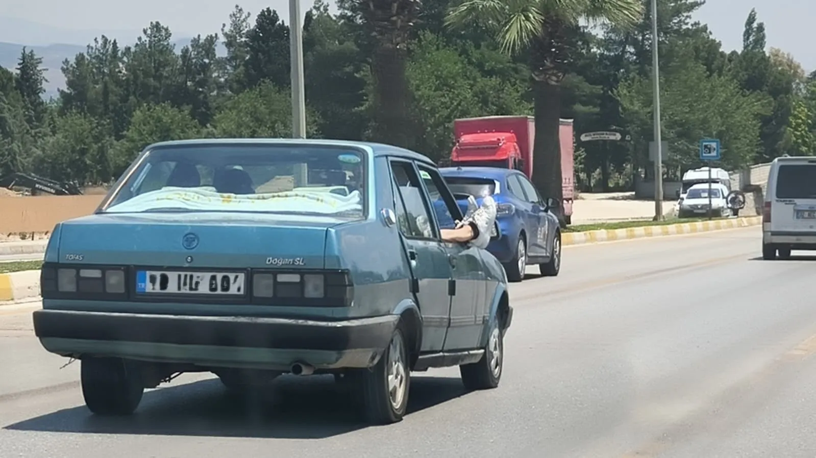 Denizli trafiğinde akılalmaz manzara: Sürücünün görüşünü engelledi, trafiği birbirine kattı