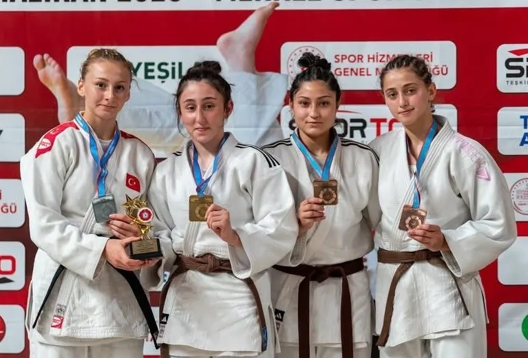 Salihli'nin genç judocuları Hatay'da tarih yazdı: Hira Kılkış zirveye çıktı