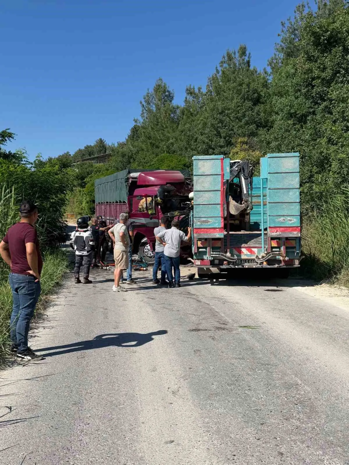 Manisa'da sabah saatlerinde acı bilanço: İki kamyonun çarpıştığı kazada bir kişi hayatını kaybetti