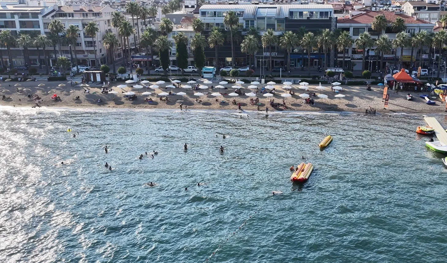 Karnesini alan Marmaris sahillerine koştu: Sıcaklık 36 dereceyi gördü