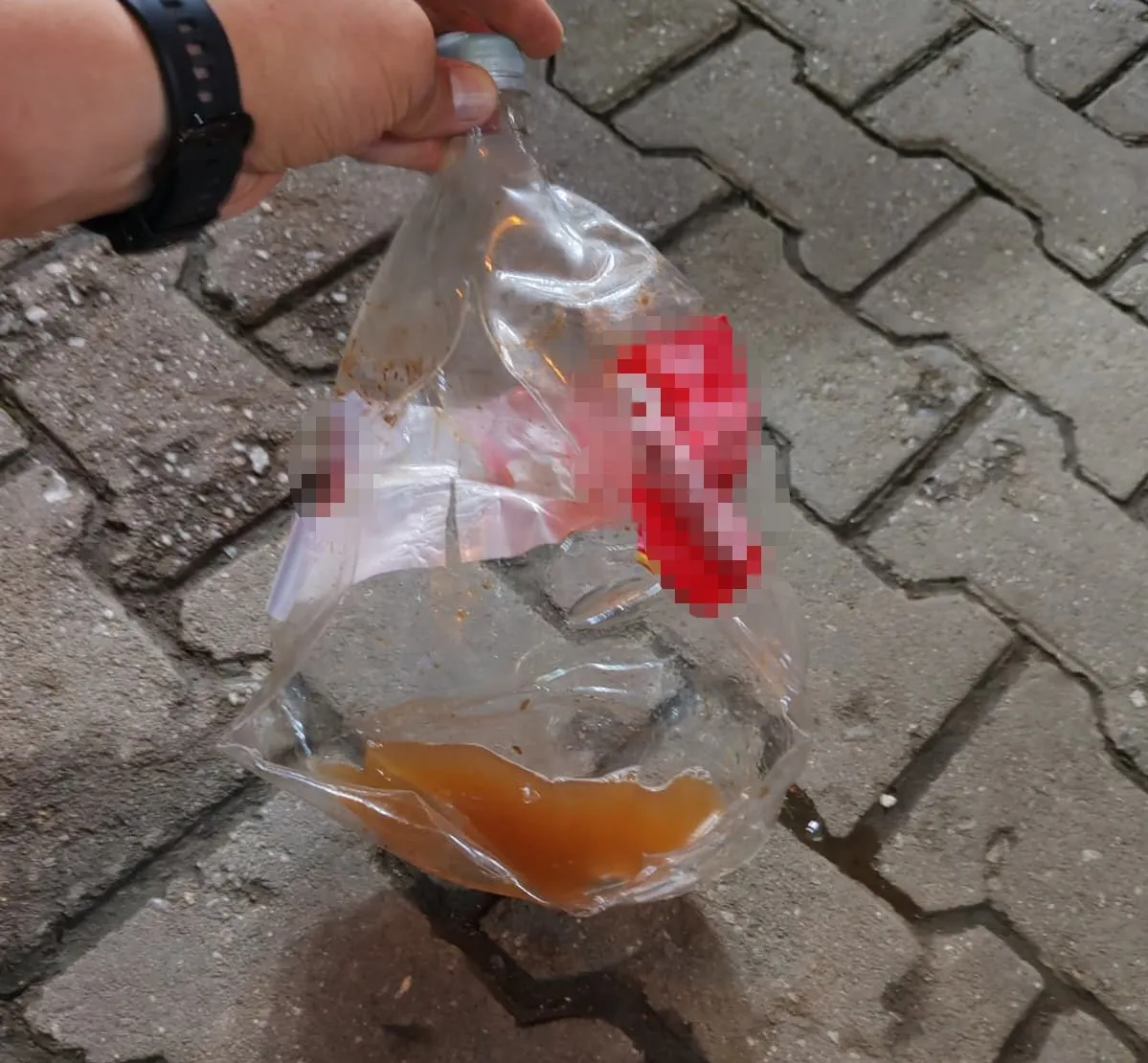 Salihli'de market önünde şoke eden patlama: Sıcak hava sirke şişesini bombaya çevirdi