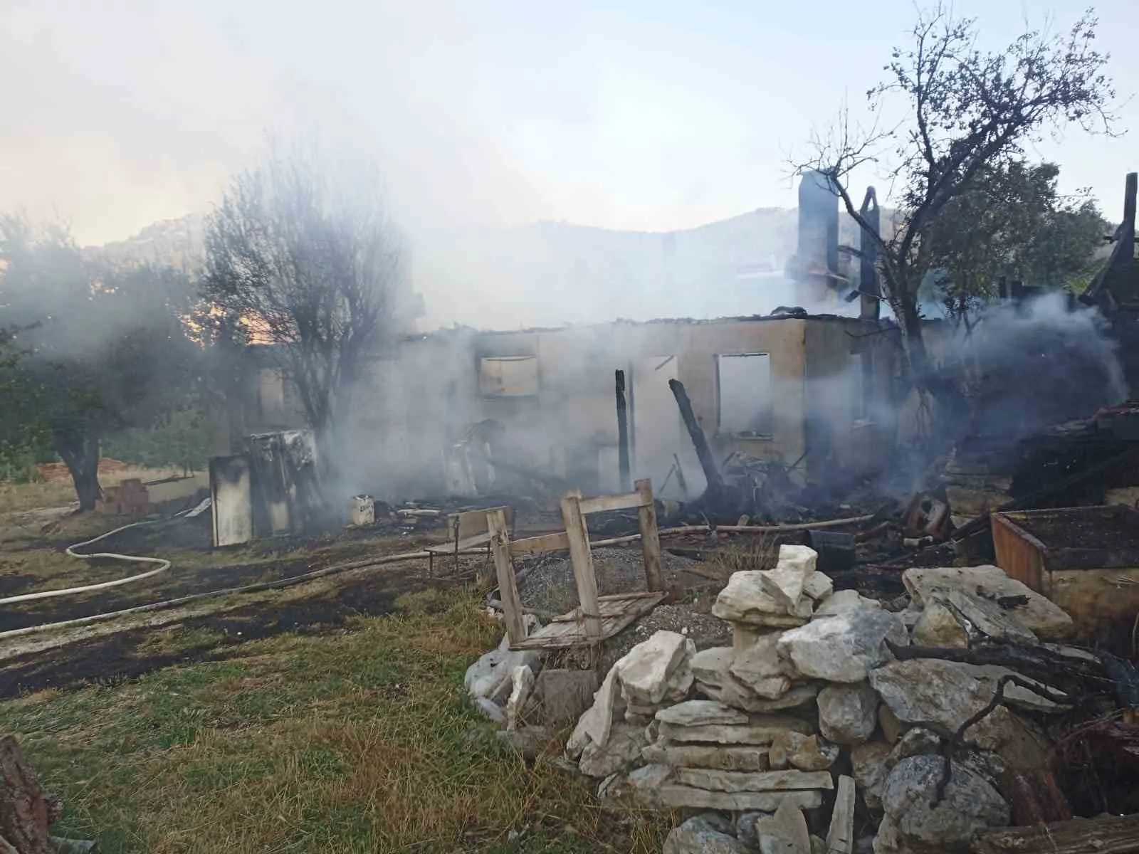 Denizli'de alevler evi yuttu: Sabahiye Merç'in yuvası küle döndü