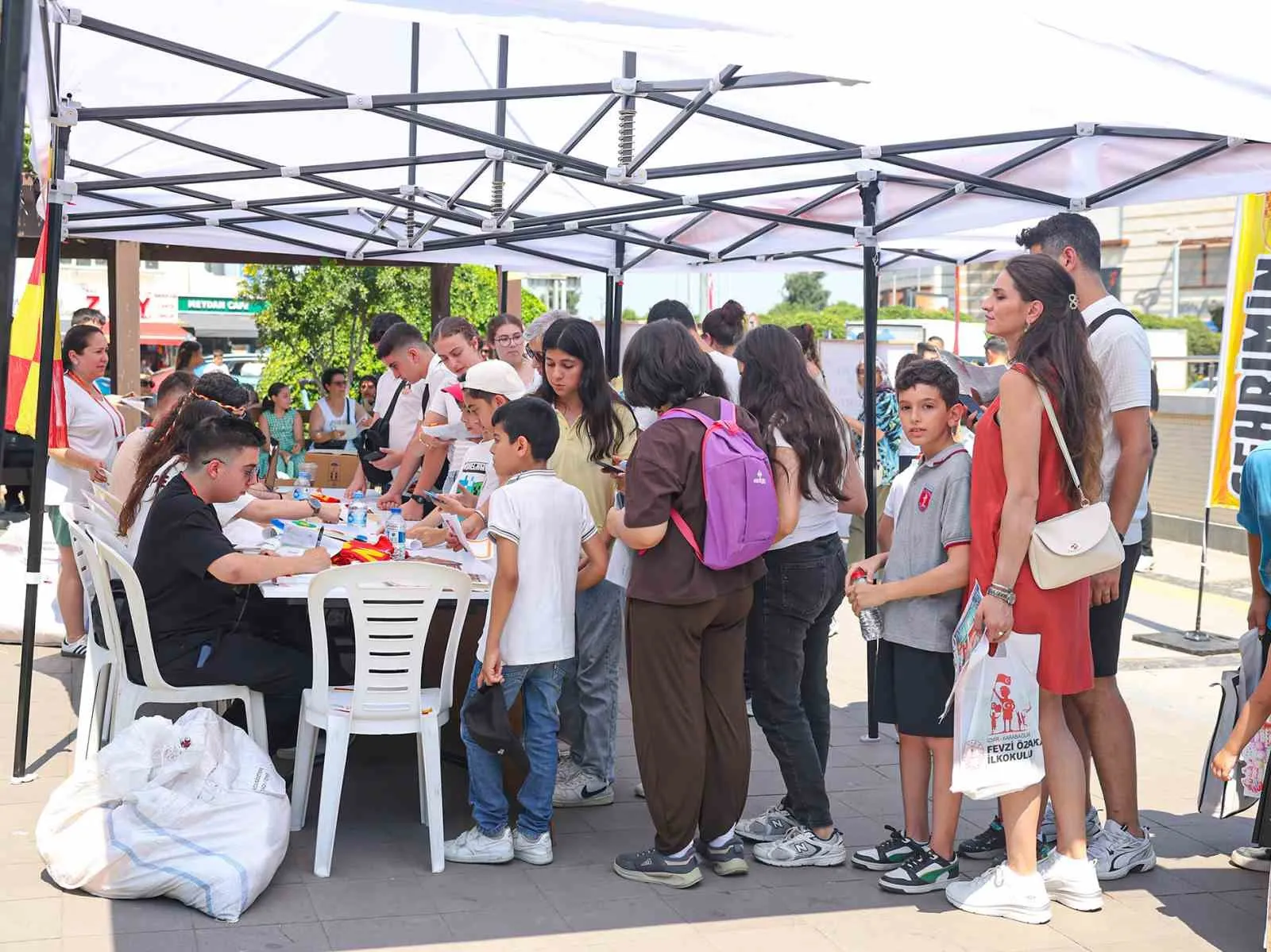 Göztepe'den minik taraftarlarına karne sürprizi: Başarılarını hediyelerle taçlandırdılar