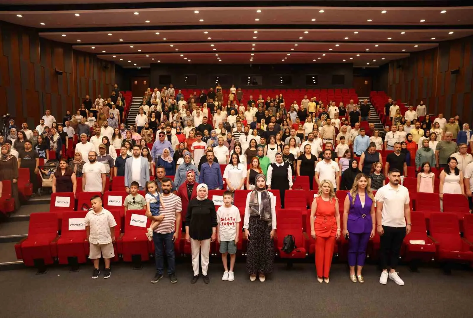 Miniklerden dev performans: Denizli OSB’de mezuniyet heyecanı zirveye çıktı