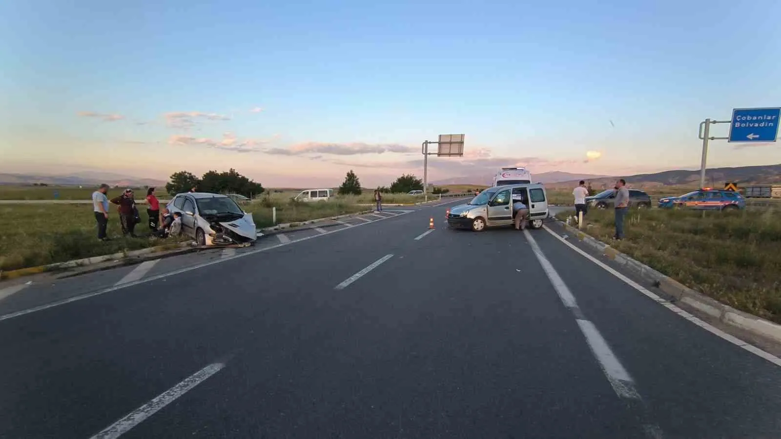 Afyonkarahisar'da kavşak üzerinde korku dolu anlar: 8 yaralı