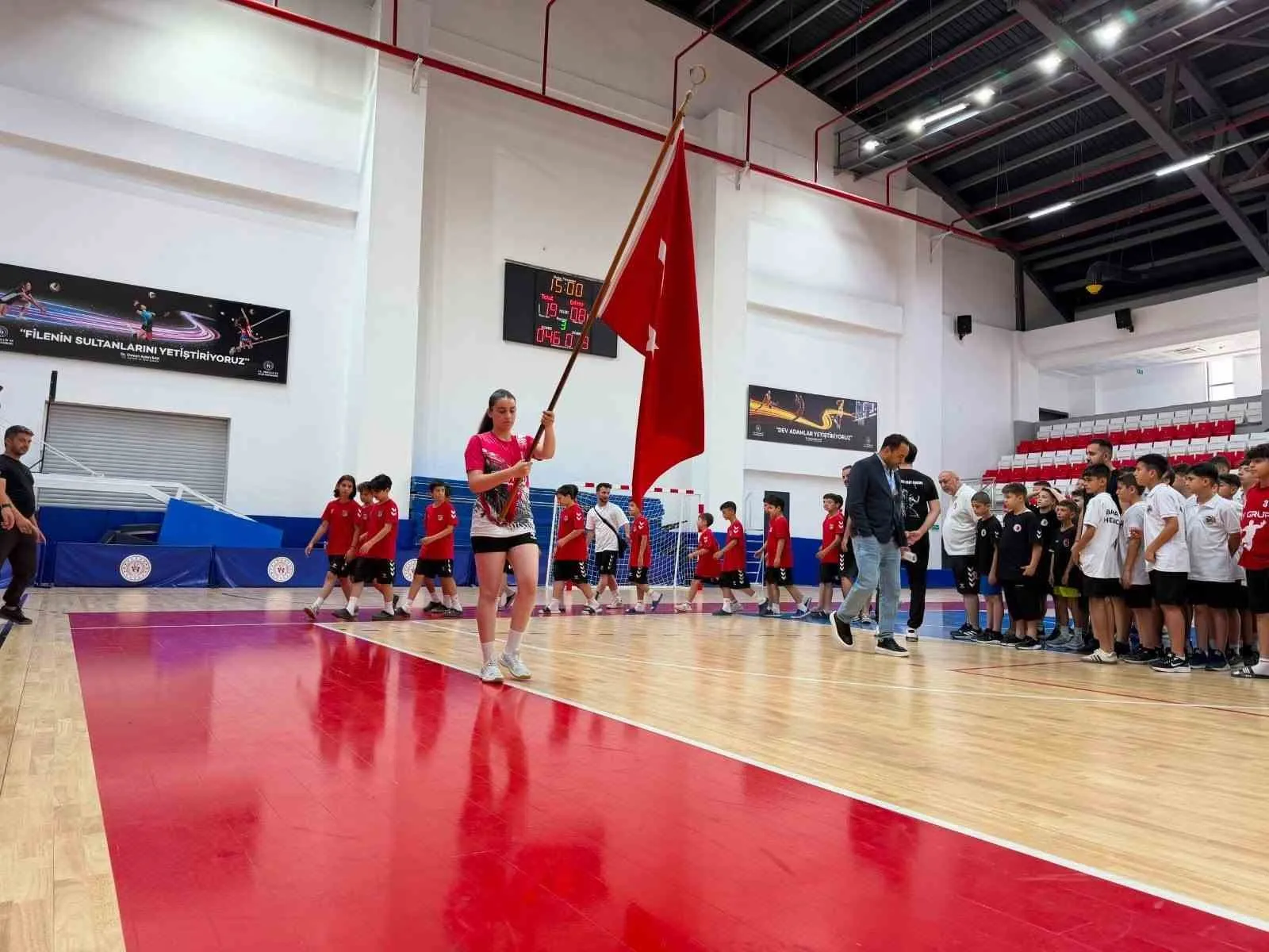 Hentbolun minik yetenekleri Aydın'da buluştu: Şampiyonluk yarışı start verdi