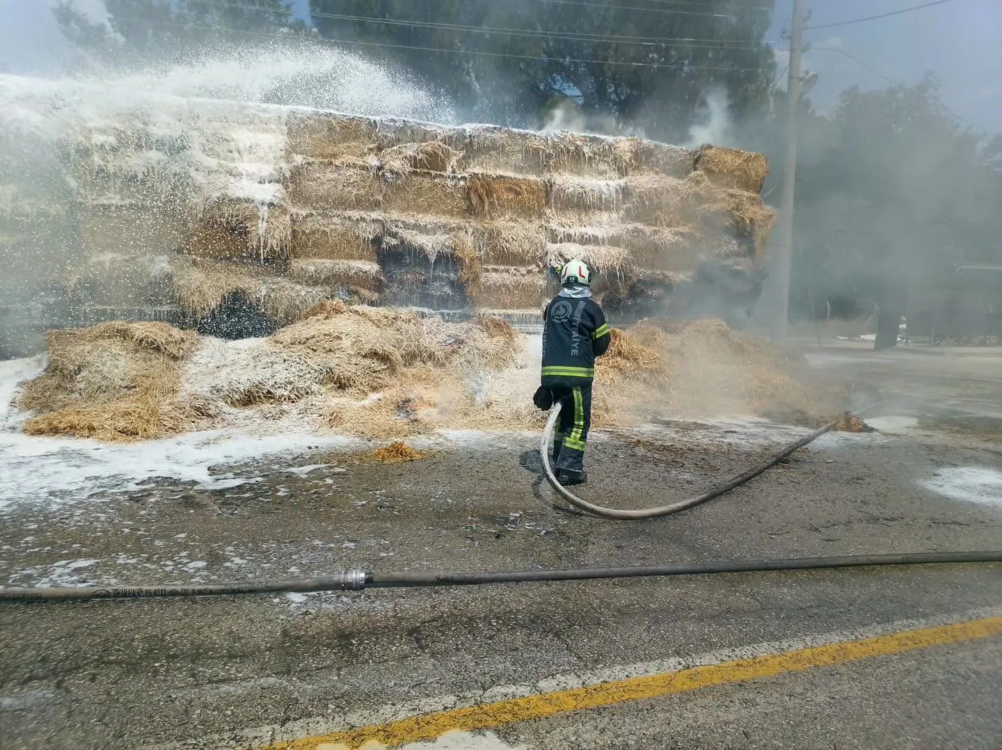 Denizli'de dehşet anları: Seyir halindeki tır alevlere teslim oldu