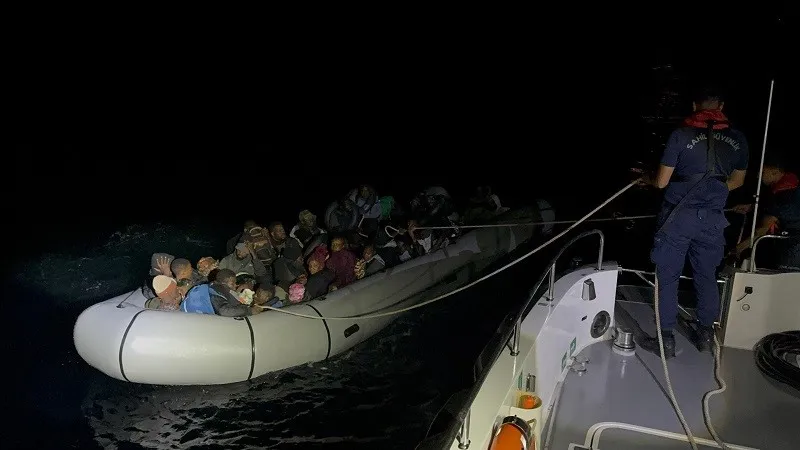 Ege sularında umut yolculuğuna Sahil Güvenlik engeli: 65 kişi kurtarıldı