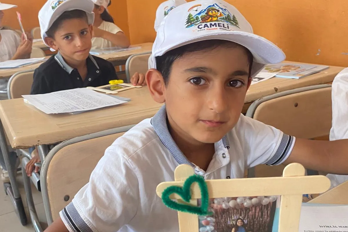 Denizli ve Şırnak arasında kardeşlik rüzgarı: Karne gününde şapka sürprizi