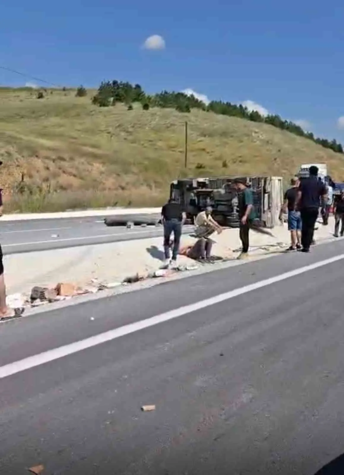 Afyonkarahisar'da trafik kazası: Yüklü kamyonet devrildi, üç kişi hastanelik oldu