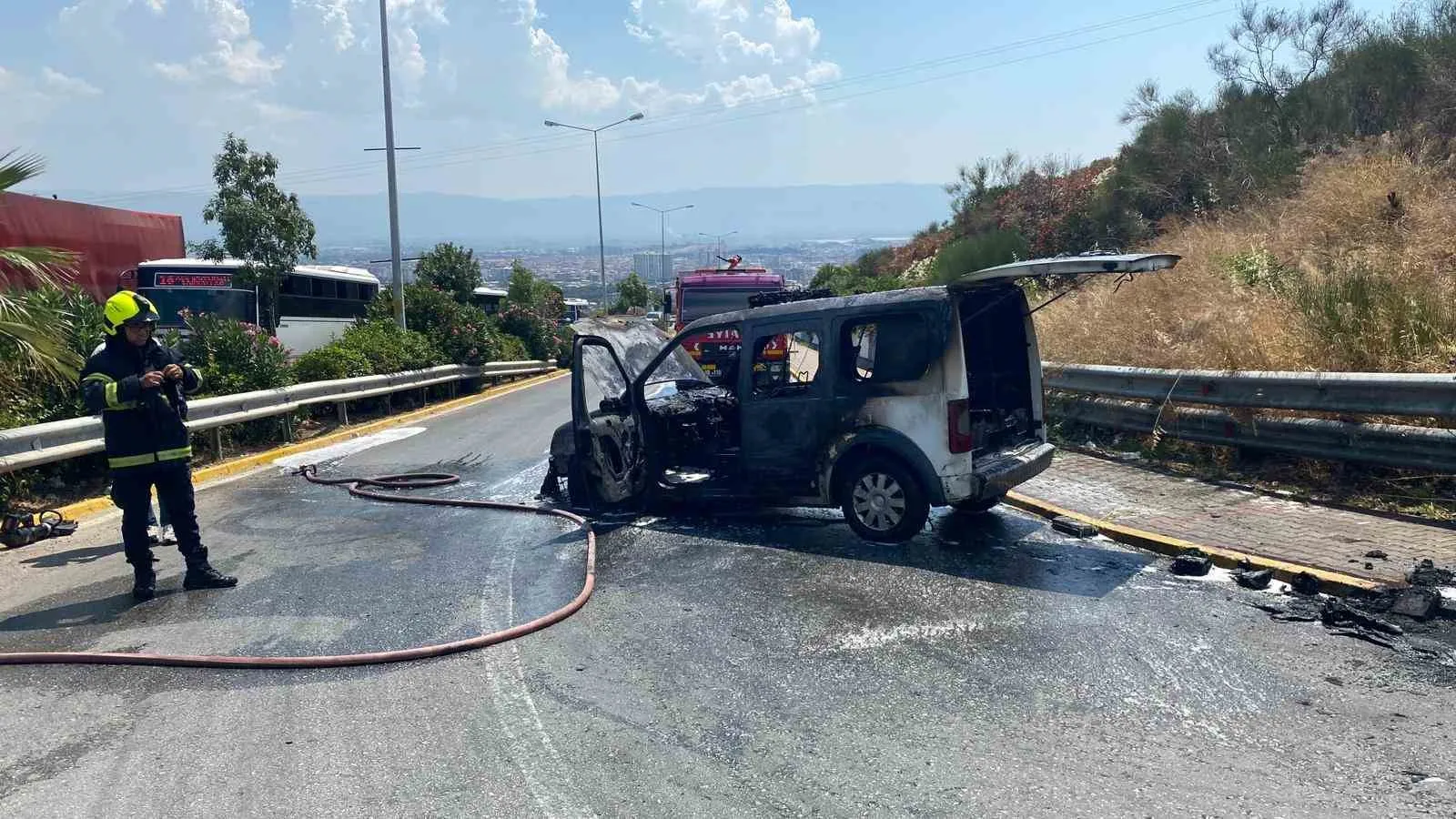 Aydın'da korku dolu anlar: Görev başındaki polis aracı küle döndü