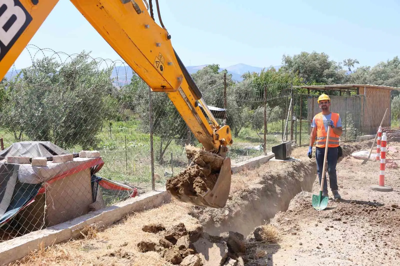 Menemen'de beklenen gün geldi: Emiralem'de doğalgaz için ilk kazma vuruldu