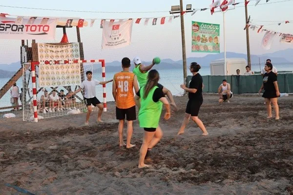 Köyceğiz'de spor şöleni: Üniversiteliler plaj hentbolunda şampiyonluk için buluştu
