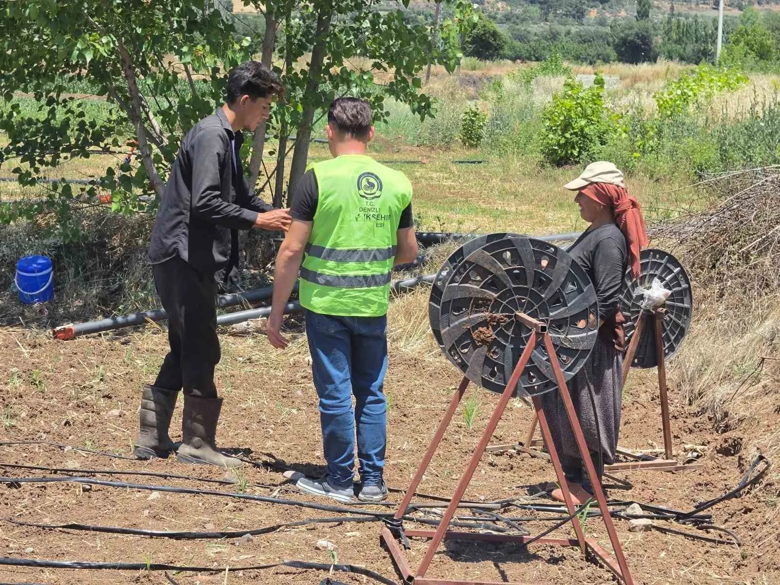 40 derecelik sıcakta tarlada çalışanlara belediyeden serinleten dokunuş