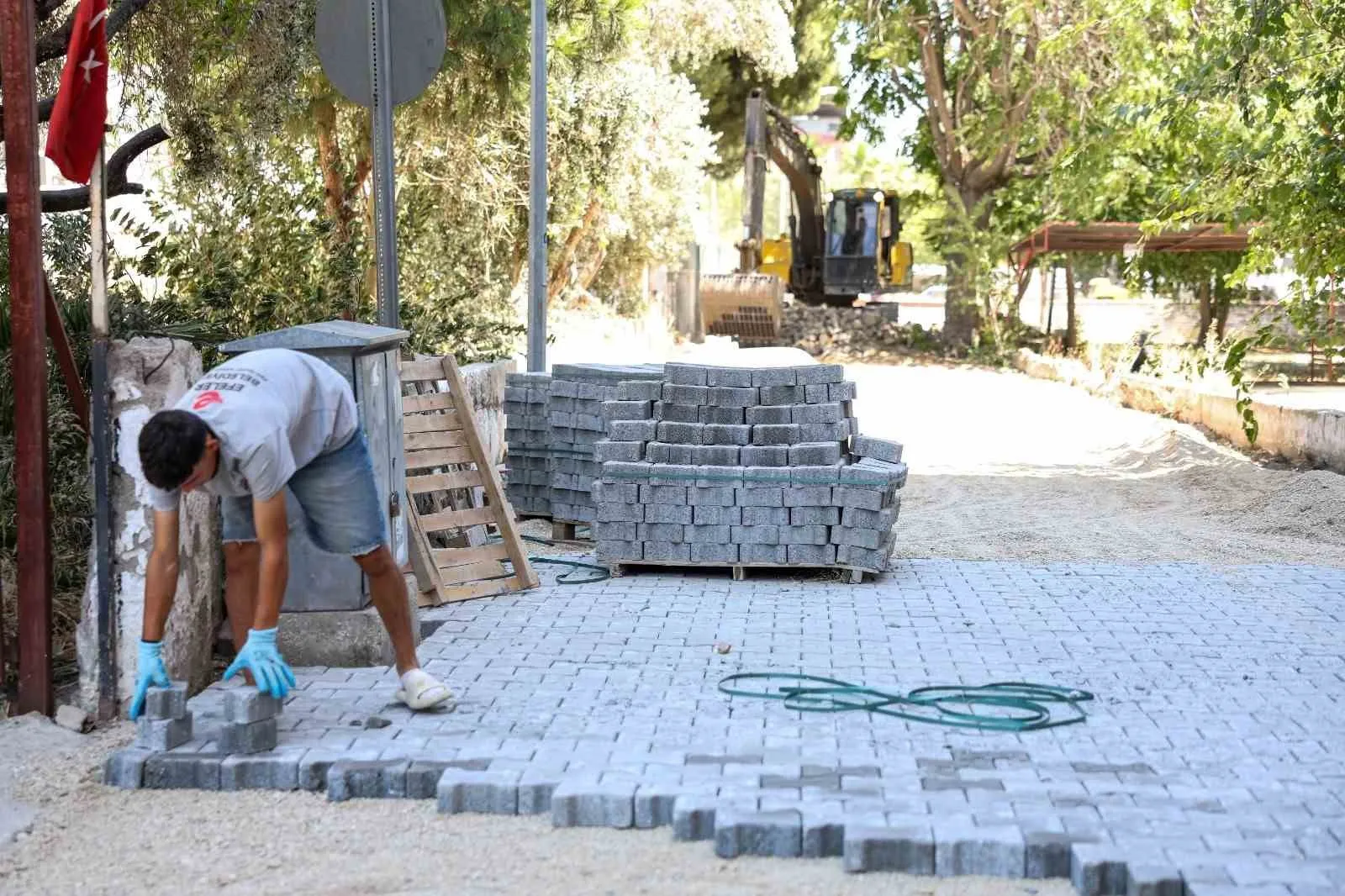 Efeler'de okul yolları yenileniyor: Öğrenciler için daha güvenli ulaşım dönemi