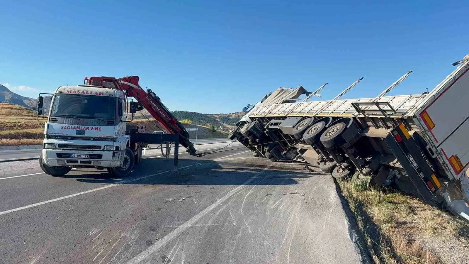 Afyonkarahisar’da tır dehşeti: Tonlarca plastik ham maddesi yola saçıldı