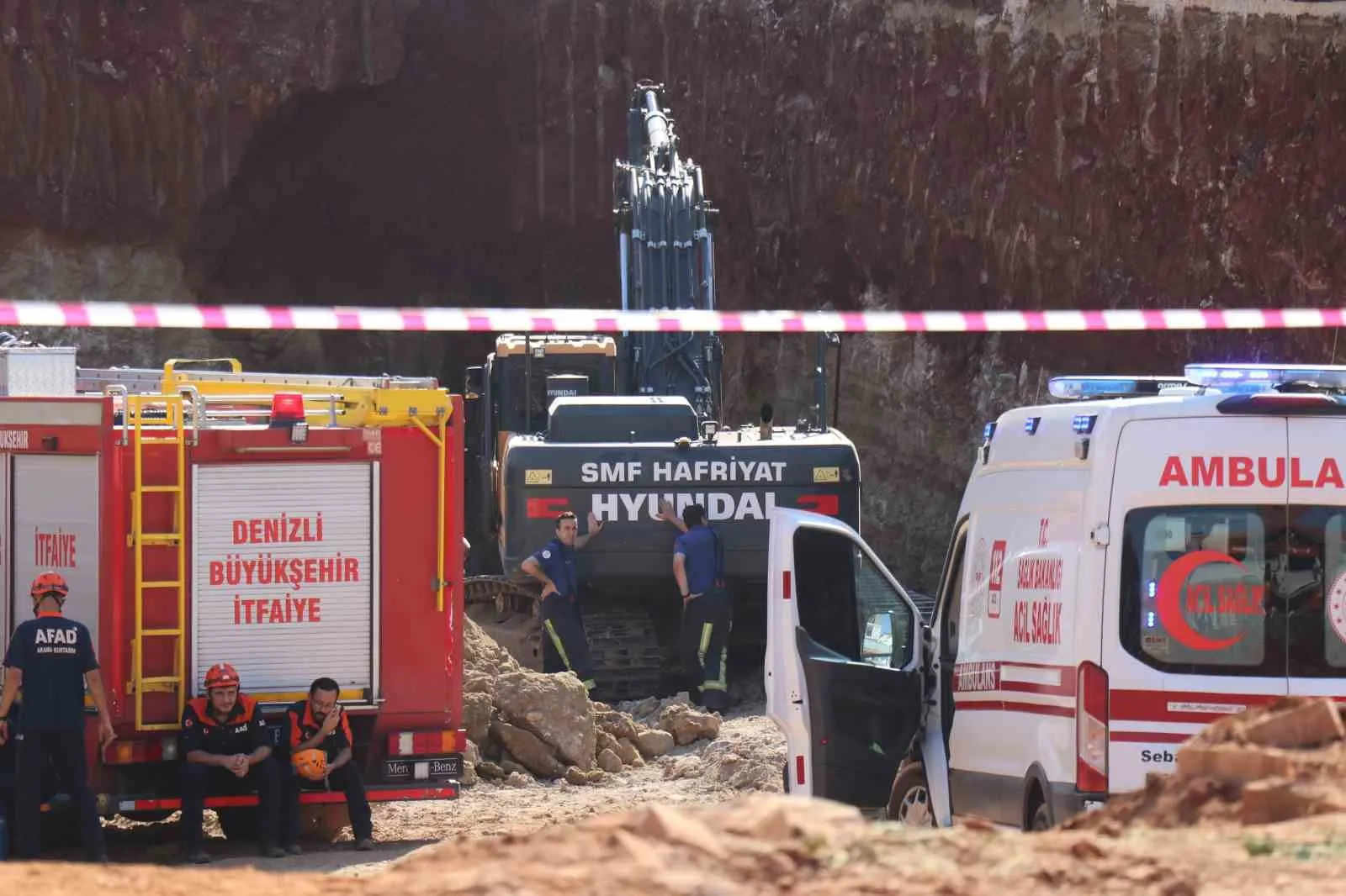Denizli'de inşaat alanında acı son: Kot ölçümü yaparken toprak altında kaldı