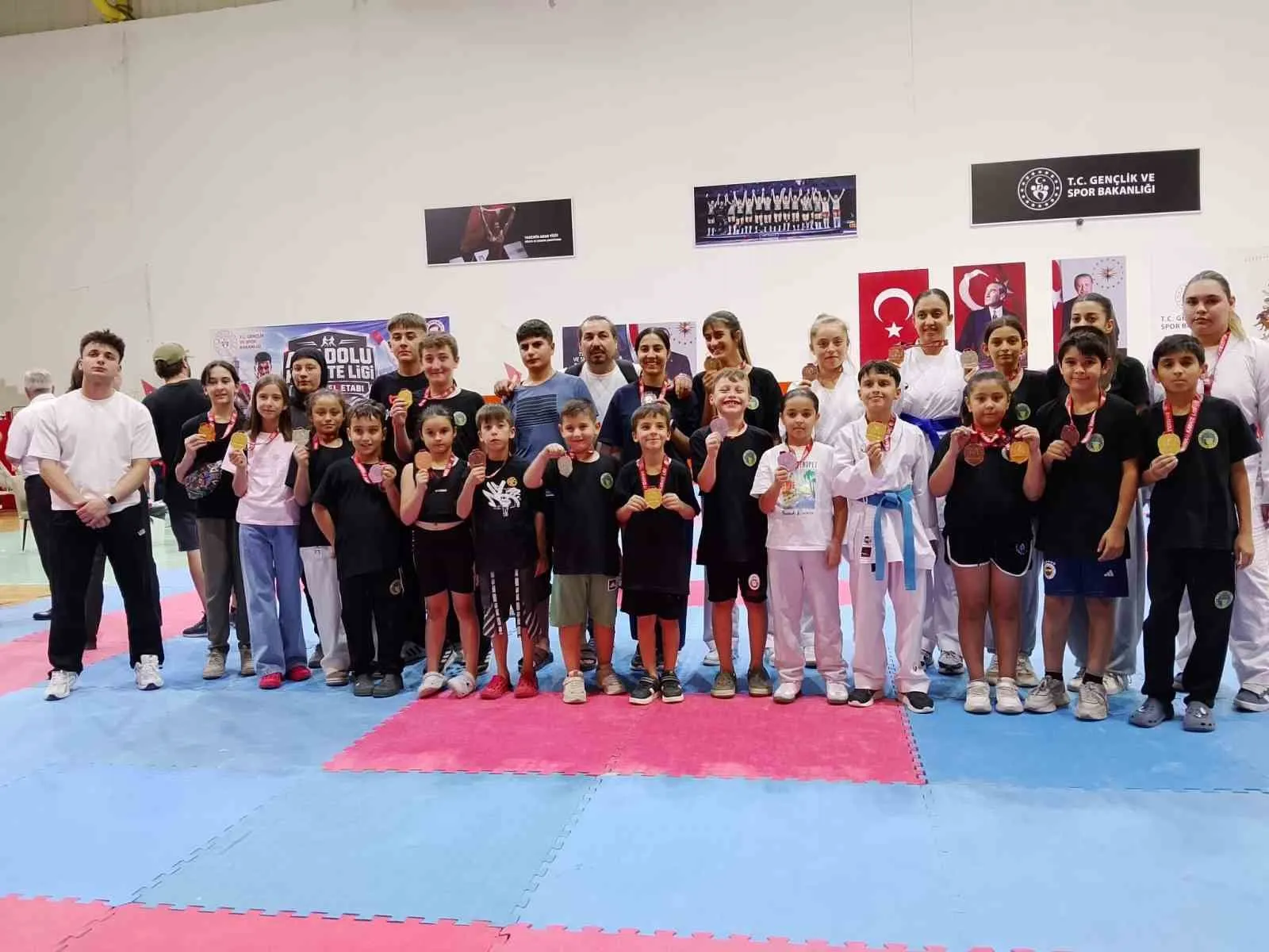 Tataminin yıldızları Alaşehir’e kupa gururuyla döndü