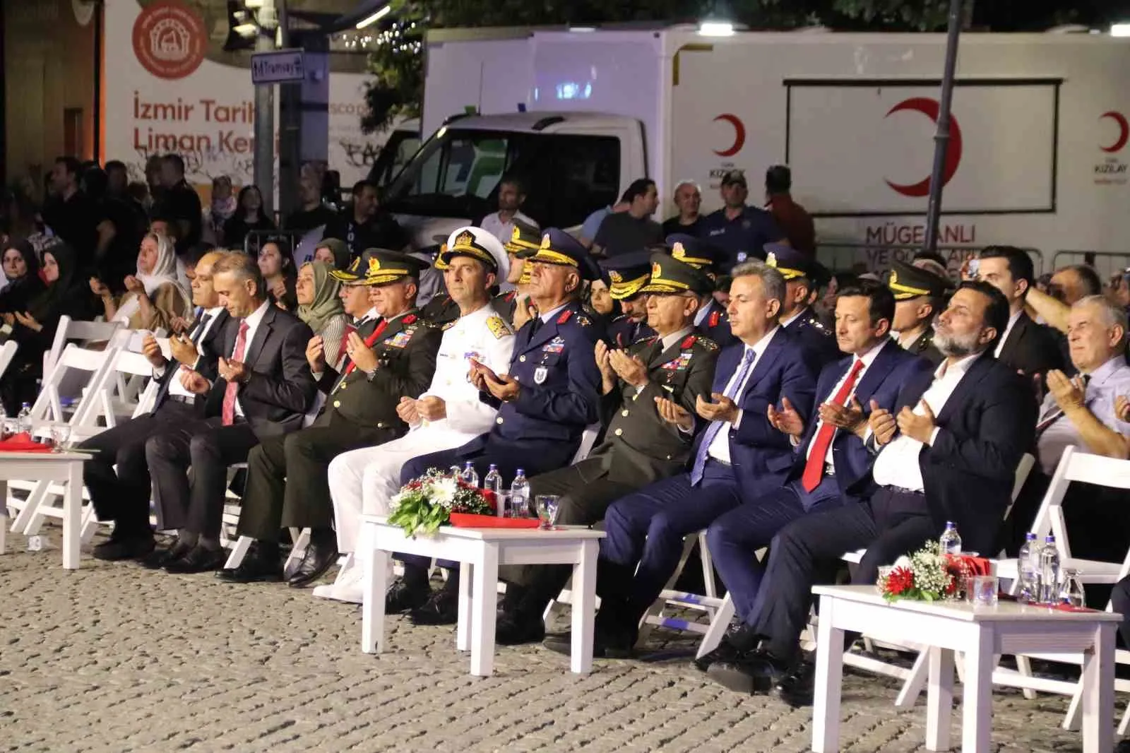 İzmir’de demokrasi nöbeti: Konak Meydanı’nda 15 Temmuz ruhu yaşatıldı