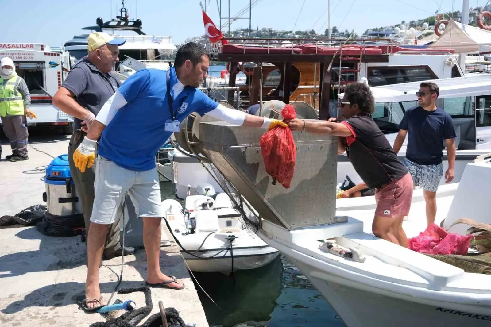Bodrum sularında temizlik mesaisi: Denizden çıkanlar şaşkına çevirdi