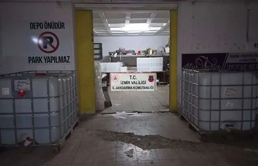 İzmir'de kaçakçılık şebekelerine jandarma tokadı: 3 imalathane mühürlendi