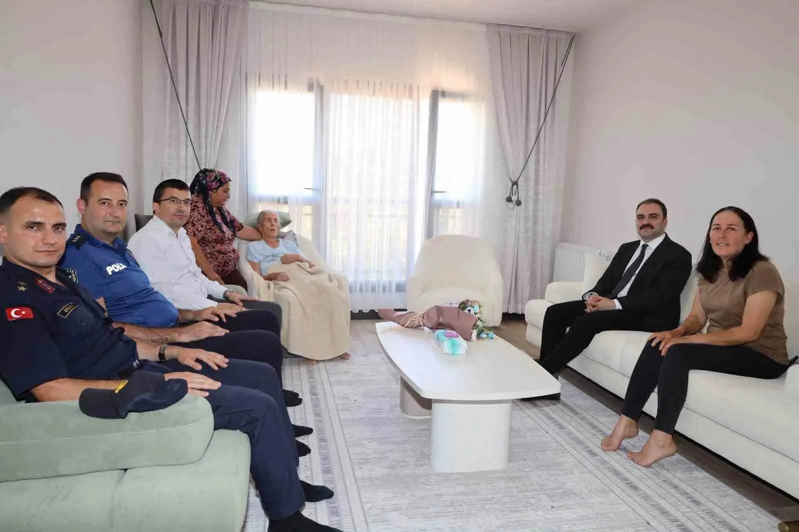 Karacasu’da duygusal buluşma: Kaymakam Battal kahramanların hanelerine konuk oldu
