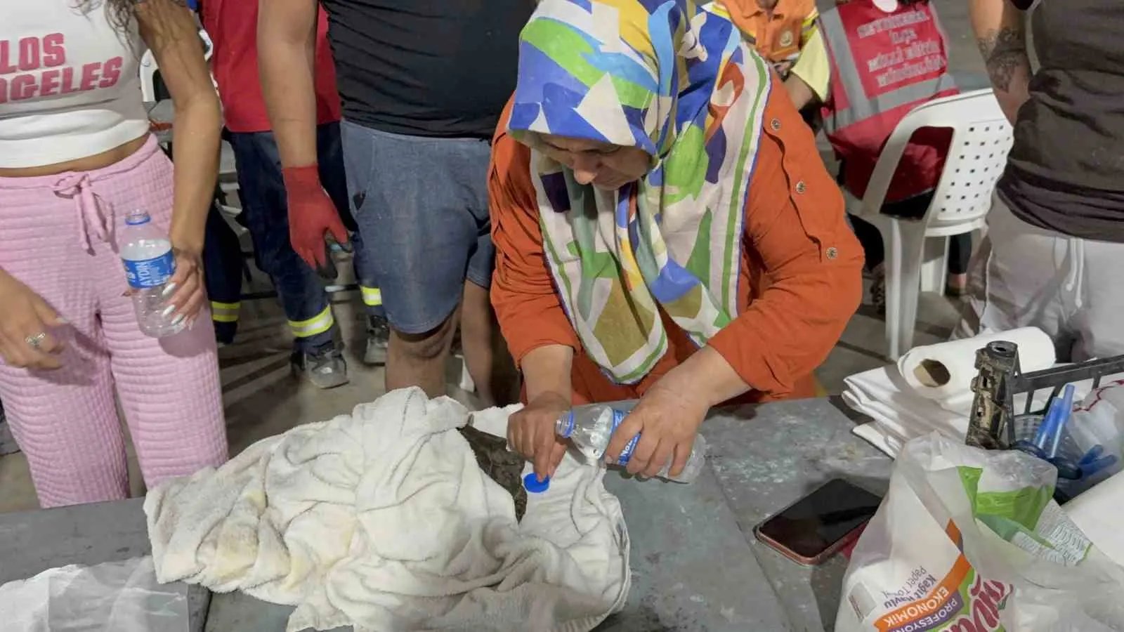 Alevlerin arasından gelen umut ışığı: Yaralı kaplumbağaya gönüllü eli değdi