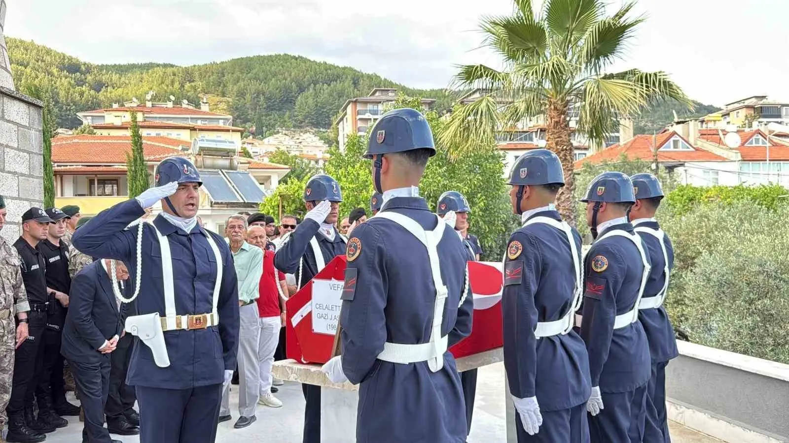 Kahraman gazi son yolculuğuna askeri törenle uğurlandı