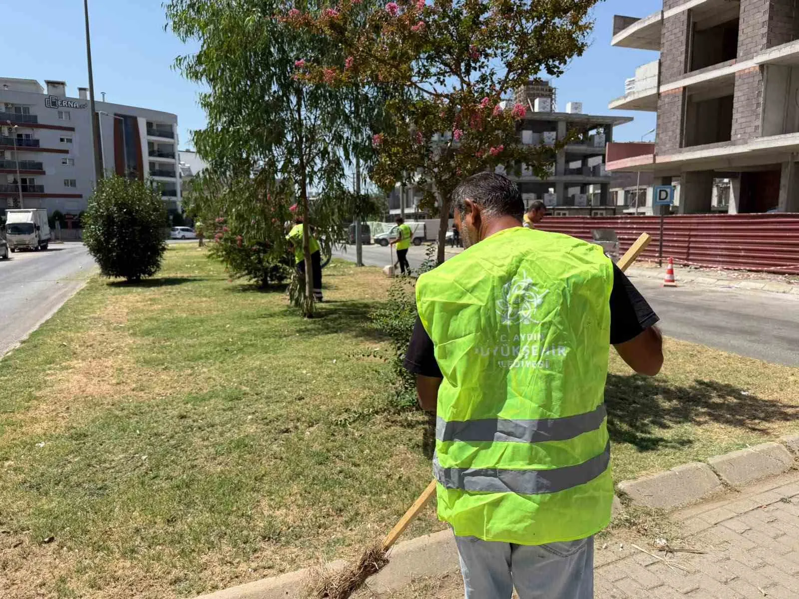 Çeştepe’de yaşam alanları çiçek gibi: Muhtardan Başkan Çerçioğlu’na tam not