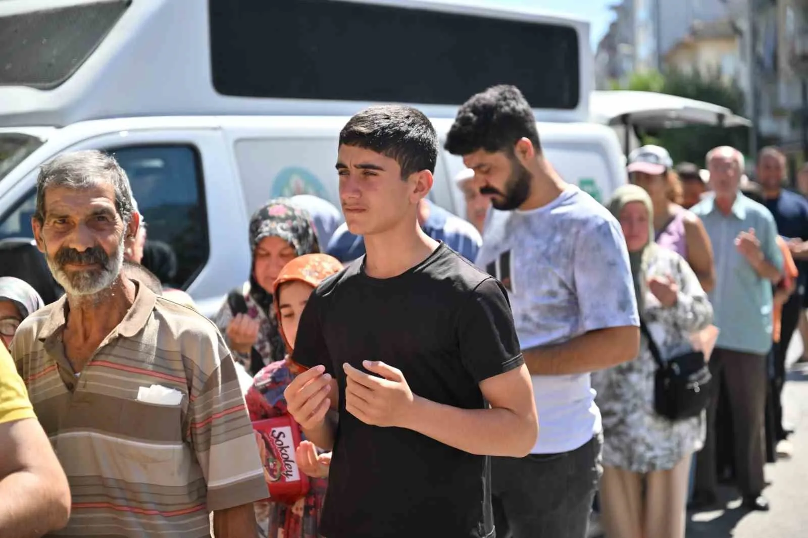 Manisa'da pazar alışverişine aşure molası: 2 bin kişiye ikram edildi