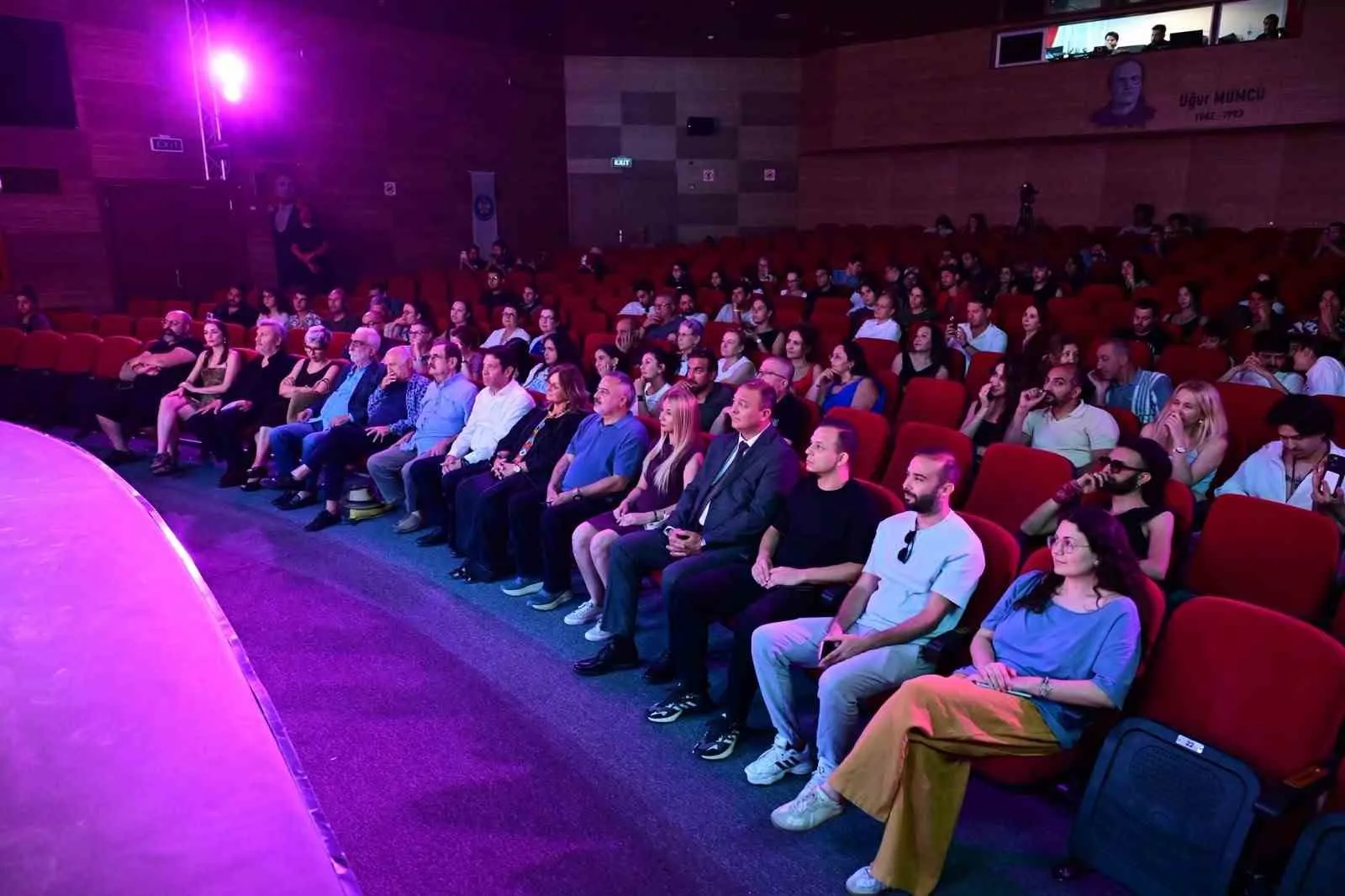 Manisa’da sanatın ışığı yandı: Tiyatro dünyasının buluşmasında büyük onur