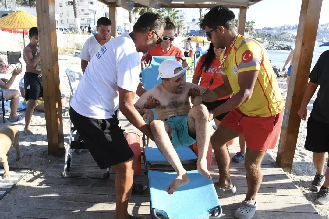 Kuşadası sahillerinde engel tanımayan mutluluk: Deniz artık herkes için özgür
