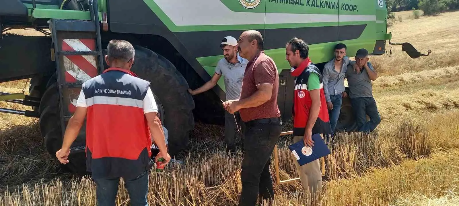 Tavşanlı çiftçisinin hasat mesaisinde güvenlik önlemleri zirveye taşındı