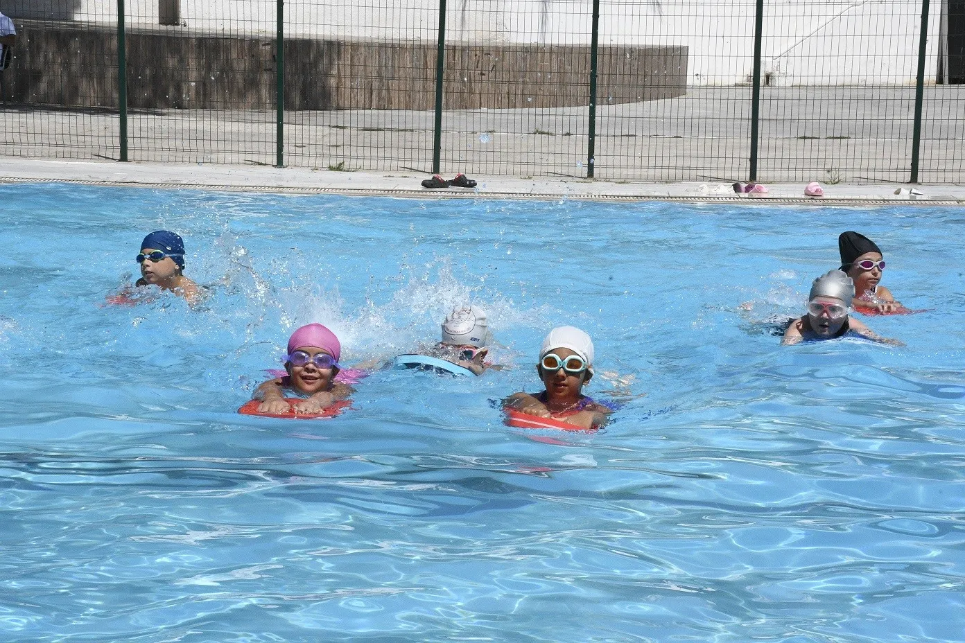Kuşadası’nda çocukların yaz neşesi spor sahalarına taşındı