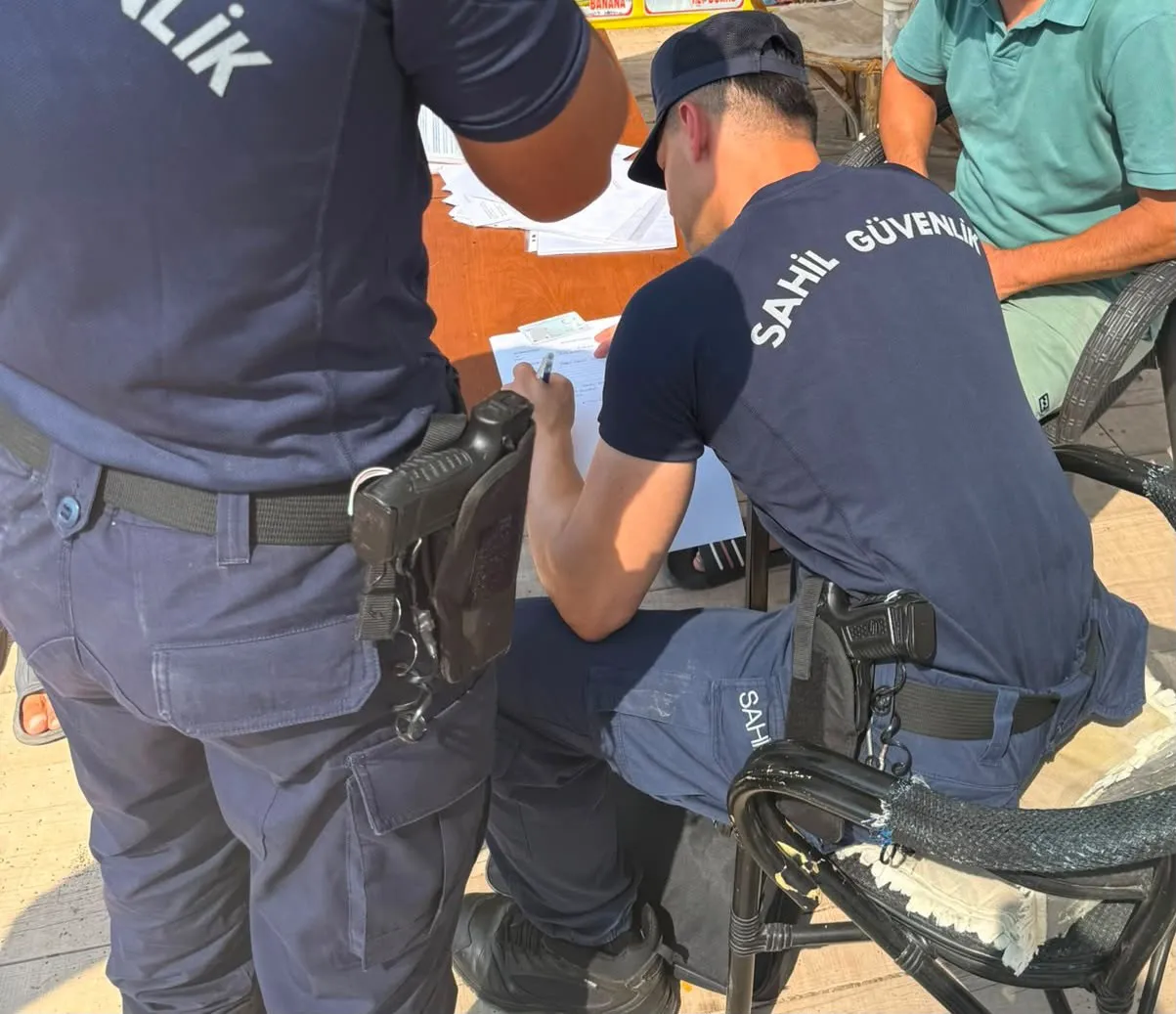 Marmaris sahillerinde skandal görüntü: Kılıç balığını kıyıya sürükleyen kişiye ceza yağdı